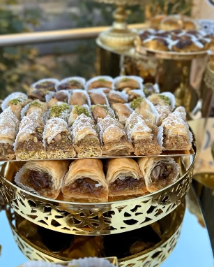 Candybar ZenBaklava cu etajeră aurie și selecție de prăjituri orientale