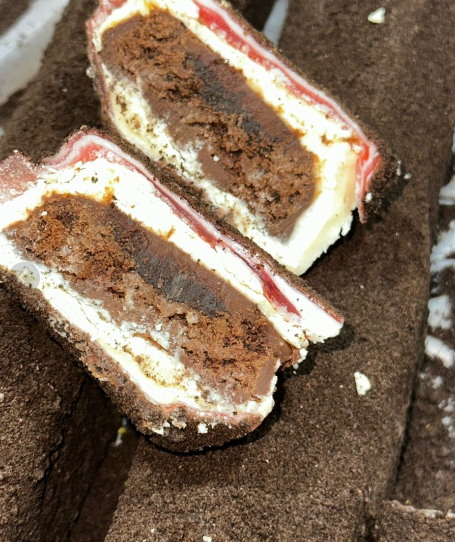 Rahat umplut brownie și zmeură