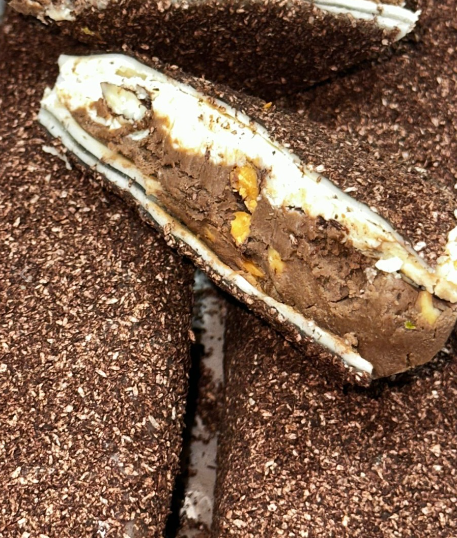 Rahat umplut tiramisu și migdale, cacao